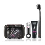 Curaprox  Πακέτο Στοματικής Υγιεινής Ταξιδίου με Λευκαντική Οδοντόκρεμα , Οδοντόβουρτσα Πτυσσόμενη, Μεσοδόντιο Βουρτσάκι Καθαρισμού& Κουτί Μεταφοράς